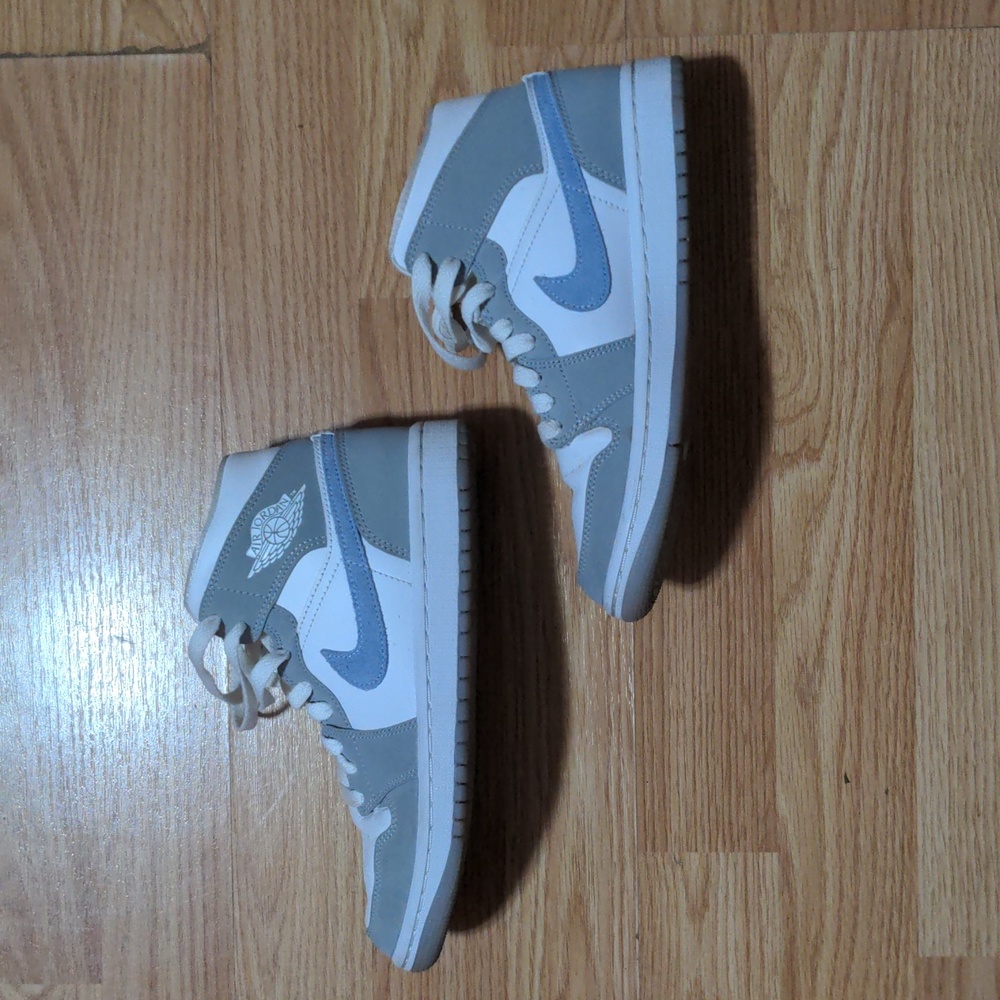 FINAL PRICE Women's Air Jordan 1 Mid Wolf Grey Aluminum - Picture 1 of 6